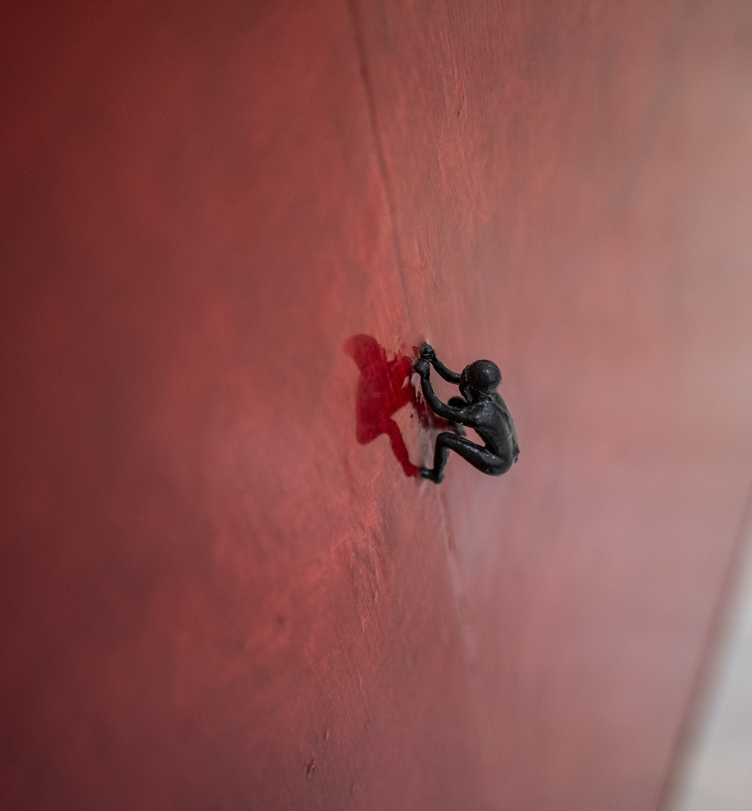 Omino nero su fondo rosso